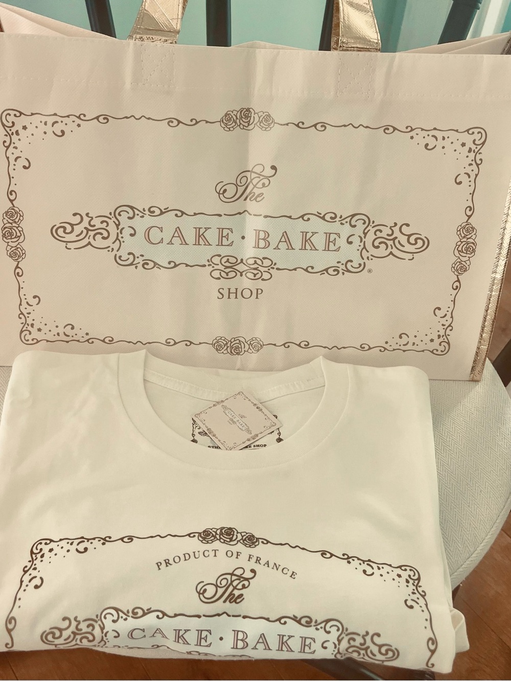 🍰🧁The Cake Bake Shop by Gwendolyn Rogers Walt Disney World Tee NWT PLUS bag.